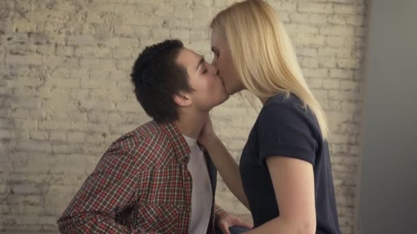 Twee jonge leuke lesbische meisjes knuffelen en hartstochtelijk zoenen, schattig, liefhebbers, lgbt, meisjes, knuffel, tederheid, lips van 60 beelden per seconde — Stockvideo