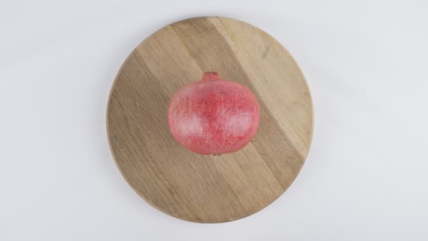 Mängden kalorier i granatäpple, manlig hand sätter en platta med antalet kalorier på ett granatäpple, övre sköt 60 fps — Stockvideo