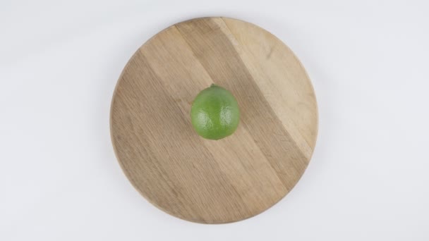 Amount of calories in lime, male hand puts a plate with the number of calories on a lime, top shot 60 fps — Stock Video
