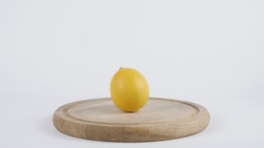 Miktarda kalori limon, erkek el koyar bir plaka ile kalori sayısını bir limon, sağlıklı beslenme kavramı üzerinde 60 fps