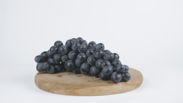 Quantité de calories dans le raisin, la main masculine met une assiette avec le nombre de calories sur un raisin, fruits, légumes verts, concept de saine alimentation. 60 ips — Video