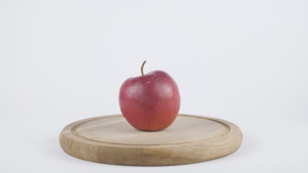 Quantité de calories dans la pomme rouge, la main masculine met une assiette avec le nombre de calories sur une pomme rouge, concept de nutrition saine 60 fps — Video