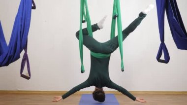 Genç Kafkas kadın kapalı Studio hamakta Anti yerçekimi sinek yoga egzersizleri yapma. Hava aero sinek fitness eğitmeni egzersiz. Tek bacaklı Kral güvercin poz bağlı. Derin derin düşünür, uyum ve huzur