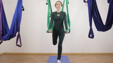 Genç Kafkas kadın kapalı Studio hamakta Anti yerçekimi sinek yoga egzersizleri yapma. Hava aero sinek fitness eğitmeni egzersiz. Hamle, sicim, split, meditasyon, uyum ve huzur kavramı, ön