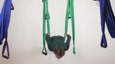 Genç Kafkas kadın kapalı Studio hamakta Anti yerçekimi sinek yoga egzersizleri yapma. Hava aero sinek fitness eğitmeni egzersiz. Yatay meditasyon. Derin derin düşünür, uyum ve huzur kavramı, yakın