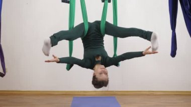 Genç Kafkas kadın kapalı Studio hamakta Anti yerçekimi sinek yoga egzersizleri yapma. Hava aero sinek fitness eğitmeni egzersiz. Açı poz uzanmış. Derin derin düşünür, uyum ve huzur kavramı, yakın