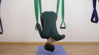 Genç Kafkas kadın kapalı Studio hamakta Anti yerçekimi sinek yoga egzersizleri yapma. Hava aero sinek fitness eğitmeni egzersiz. Yatay sarkma. Meditasyon, uyum ve huzur kavramı, yakın
