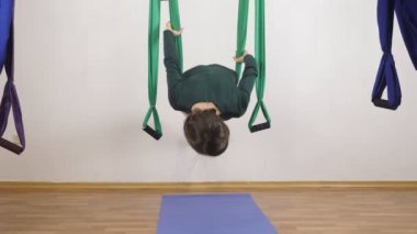 Genç Kafkas kadın kapalı Studio hamakta Anti yerçekimi sinek yoga egzersizleri yapma. Hava aero sinek fitness eğitmeni egzersiz. Yatay tahta. Meditasyon, uyum ve huzur kavramı, yakın