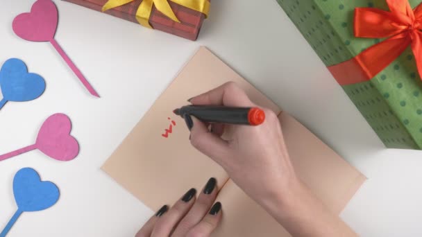 День святого Валентина, иллюстрация, женская рука пишет в темно-коричневый ноутбук, с любовью 60 кадров в секунду — стоковое видео