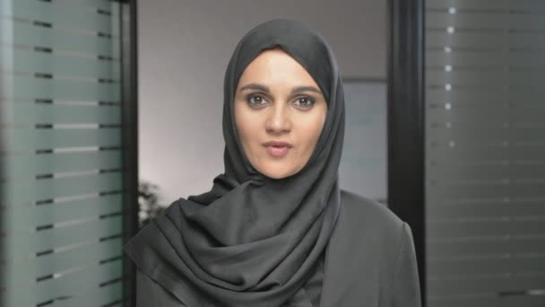 Ein junges arabisches Mädchen im Hidschab ist überrascht, empört und blickt in die Kamera. 60 fps — Stockvideo