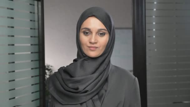 Молодая арабская девушка в хиджабе показывает признаки неприязни 60 кадров в секунду — стоковое видео