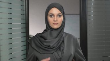 Siyah Tesettür gösteren durdurmak genç kadın portresi oturum, antipati, reddetme jest, katılmıyorum işareti, 60 fps geçerken eller