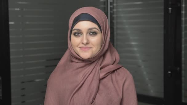 Gülümseyen ve kameraya bakarak pembe hijab genç güzel kız. Portre 60 fps — Stok video