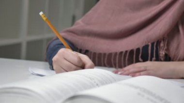 Güzel eller bir defterde yazmak. Kalem. Manikür. Yakın çekim. Arap kadınları ofiste 60 fps