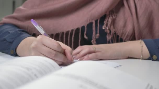 美しい女性の手をノートに書きます。インクのペン。マニキュア。クローズ アップ ビュー。アラブの女性社員 60 fps — ストック動画