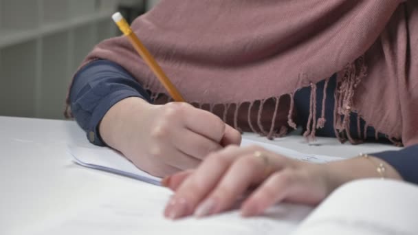 Schöne weibliche Hände schreiben in ein Notizbuch. Bleistift. Maniküre. Nahaufnahme. Arabische Frauen im Büro 60 fps — Stockvideo
