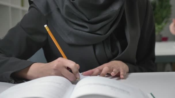 Hermosas manos femeninas escriben en un cuaderno. Lápiz. Manicura. Primer plano. Mujeres árabes en la oficina 60 fps — Vídeos de Stock