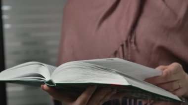 Güzel eller kitap sayfaları, saygısız sayfaları çevirmek. 60 fps