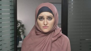 Pembe hijab ağlıyor içinde genç üzücü Arap kız yas tutuyor, üzgün. Keder kavramı görünüyor kameraya, portre. 60 fps