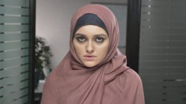 Genç üzücü Arap kız pembe hijab, yas, üzgün. Keder kavramı görünüyor kameraya, portre. 60 fps