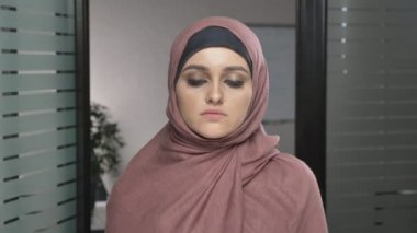 El kapakları bir womans ağız mans. Pembe Türban Arap kadın. Sorun, ihlali, zorbalık. Kameraya, görünüyor portre. 60 fps