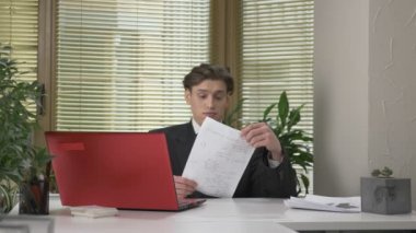 Genç patron raporu gibi değil, bir kağıt uçak belgeden yapar ve atar. Büroda çalışıyorum. 60 fps