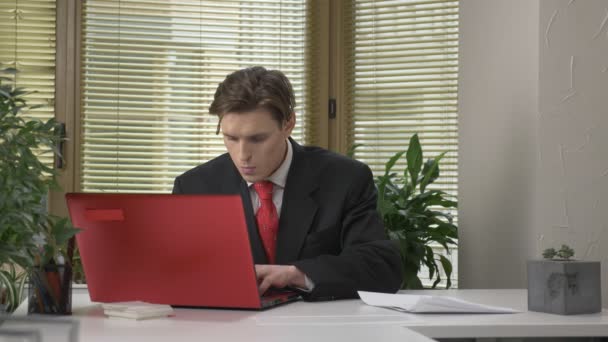 Mladý šéf nemá rád zpráva, drtí dokument a vhodí ji do podřízené zaměstnance. 60 snímků za sekundu — Stock video