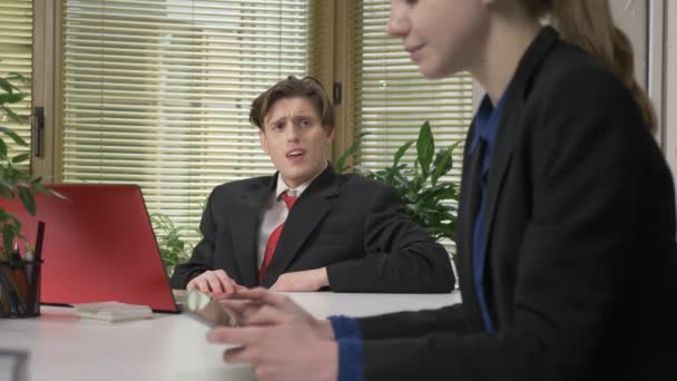 Un jeune homme en costume flirte avec une fille au bureau, hurle comme un loup, concept d'humour. Travailler dans le bureau 60 fps — Video