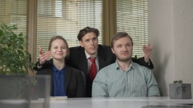 Elbiseli genç adam iki Ofis çalışanları için bir sunum yapar. Düşüncesizce, anlatıyor elleriyle jestleri. Office kavram olarak çalışıyorum. 60 fps