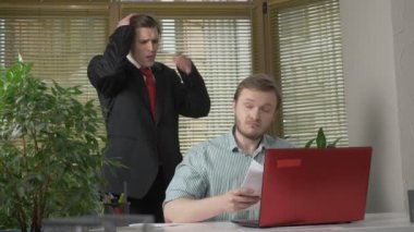 Öfkeli patron çekleri raporu bir takım elbiseli, genç bir adam çalışan. Office kavram olarak çalışıyorum. 60 fps