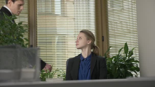 Jonge vent in een pak flirt met zijn werknemer, enthousiast vertelt haar het verhaal, met zijn handen gebaren. Werken in het office concept. Presentatie 60 fps — Stockvideo