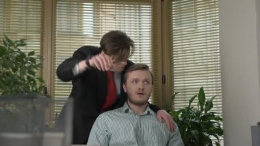 Bir takım elbiseli genç adam patronu, elleri ile jestleri için düşüncesizce anlatır. Office kavram olarak çalışıyorum. Sunu 60 fps