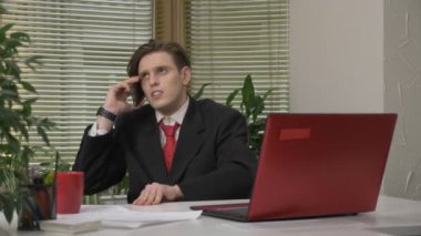 Ofiste oturan elbiseli genç adam, smartphone, Evet kafa, anlaşma işareti sallayarak gösterilen konuşan. Office kavramında işe 60 fps