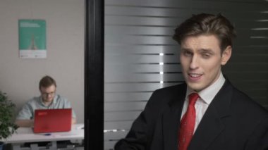 Yas sallayarak takım, başarılı iş adamı başından Evet kafa sallayarak ve parmak kamera işaret. Adam içinde belgili tanımlık geçmiş bir bilgisayarda çalışıyor. 60 fps