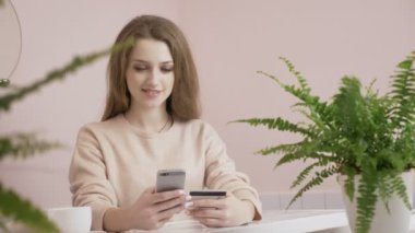 Güzel kadın online banka kredi kartı ile evde yaşam tarzı alışveriş online smartphone kullanarak 60 fps