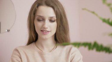 Online banka ile akıllı telefon. Bir yaşam tarzı. Kolay akıllı telefon veya dijital aygıt kullanarak ödeme. Satılık dükkan app üzerinden iletişim. Online Kredi kartı ile alışveriş güzel kadın. 60 fps