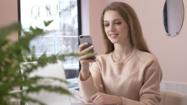 Smartphone, kullanan zarif güzel beyaz kadın manifatura, yazarak. Gülümseyen 60 fps