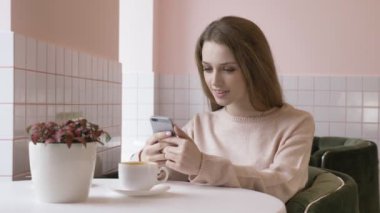 Smartphone, kullanan zarif güzel beyaz kadın manifatura, yazarak. Gülümseyen, dış görev 60 fps arıyorum