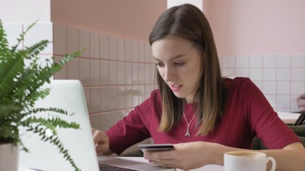 Mooie vrouw online bankieren met behulp van online winkelen met credit card thuis levensstijl laptop 60 fps — Stockvideo