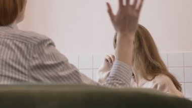 Bir kafede otururken ve gülümseyen, iki genç beyaz kız konuşuyor, diyalog, dedikodu kavramı 60 fps