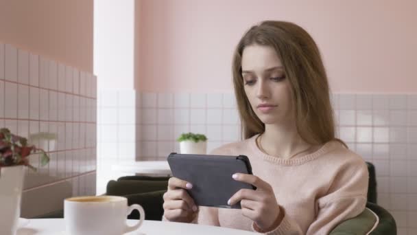 Élégante belle femme caucasienne utilisant tablette, textos, dactylographie. Souriant, détournant les yeux 60 ips — Video