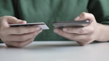 Bir büyük siyah smartphone ve kredi kartı, online bankacılık, 60 fps alışveriş eller tutun