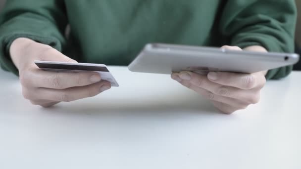 Mãos femininas segurar um tablet grande e cartão de crédito, banco on-line, compras 60 fps — Vídeo de Stock