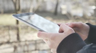 Erkek ellerini kullanarak bir tablet bilgisayar, manifatura, yazarak, ileti kavramı, açık 60 fps