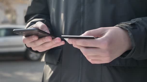 Herren Hände halten ein großes schwarzes Smartphone und Kreditkarte, Online-Banking, Shopping, Online-Shop 60 fps — Stockvideo