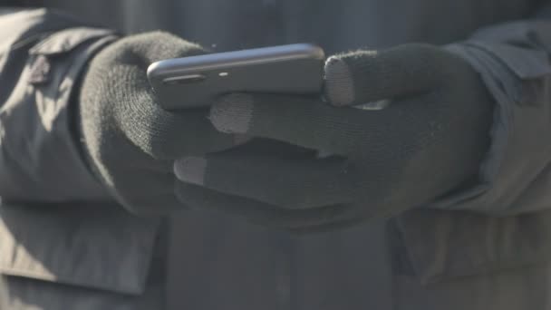 Die Hände im Handschuh verwenden Sie ein Smartphone, SMS, Tippen, Nachrichtenkonzept, Outdoor 60 fps — Stockvideo