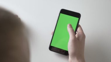 Mens el jest yakınlaştırmak için çimdik yapım büyük bir siyah smartphone tutun. Yeşil ekran, chromakey kavramı 60 fps