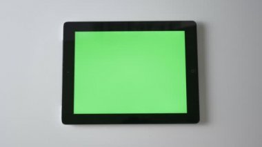 Çocuk el dokunun bir tablet, yeşil ekran, chromakey kavramı, Top 60 fps çekim