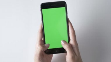 Tipik bir büyük siyah smartphone, yeşil ekran, chromakey kavramı üzerinde eller, Top 60 fps vurdu.