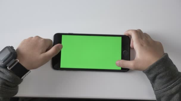 Mains d'enfants jouant sur un smartphone, écran vert, concept chromatique, Top shot 60 ips 
